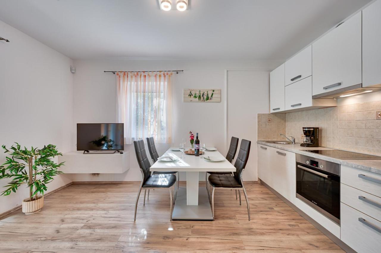 Apartments Lara Medulin Exterior photo